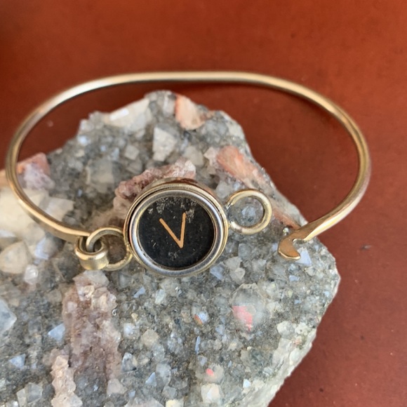 V typewriter key bracelet - Picture 3 of 3